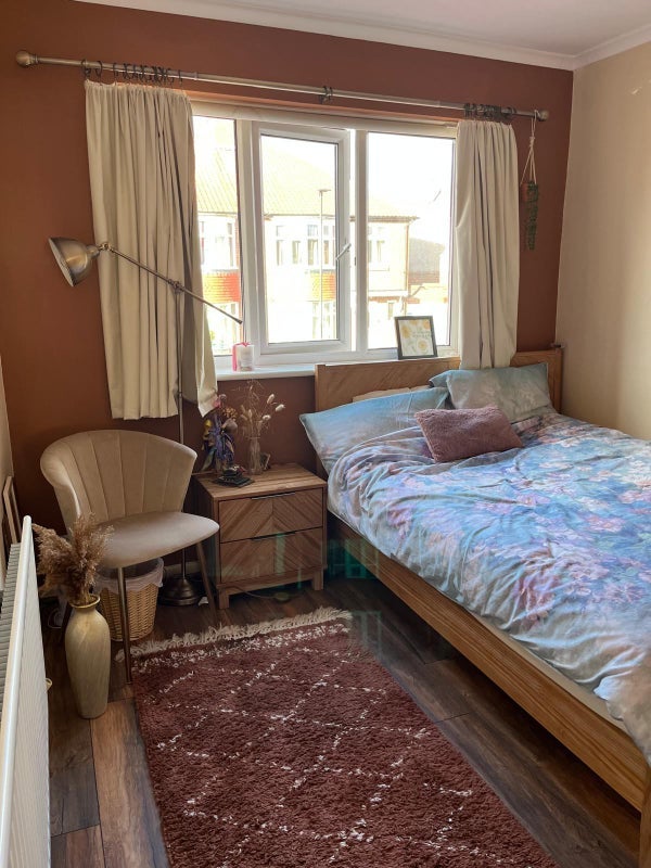 Room Lindale Road in Newcastle upon Tyne