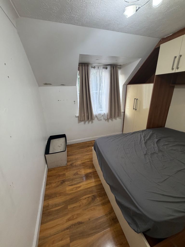 Flat Minimax Close in Greater London