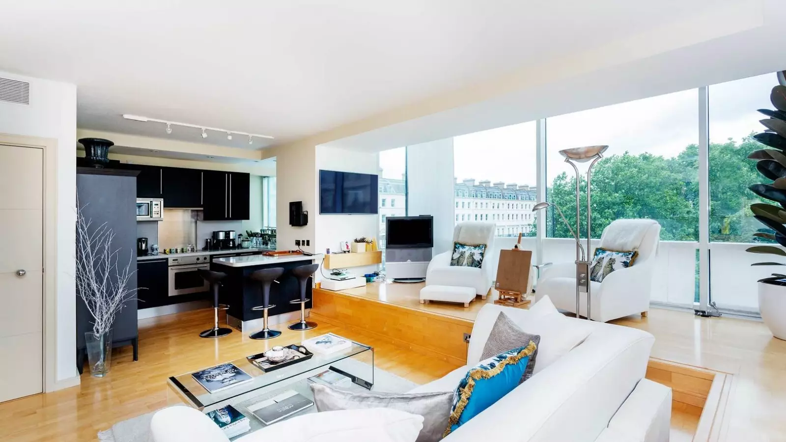 Flat Grosvenor Road in City of Westminster