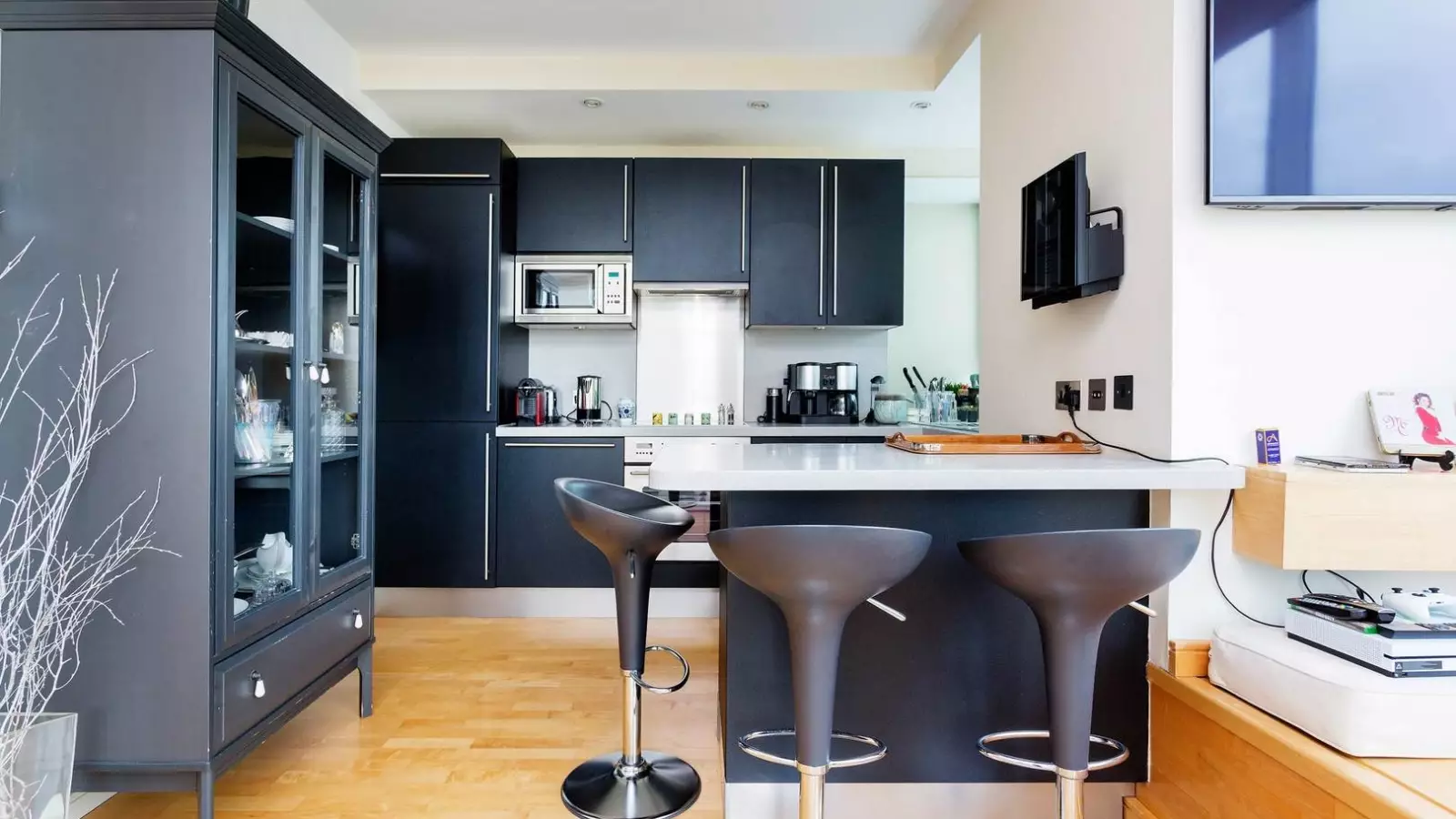 Flat Grosvenor Road in City of Westminster
