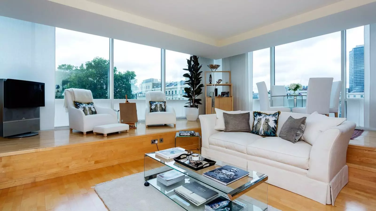 Flat Grosvenor Road in City of Westminster