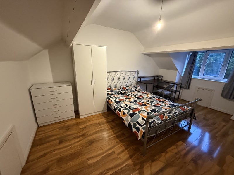 Room Batcliffe Drive in Leeds