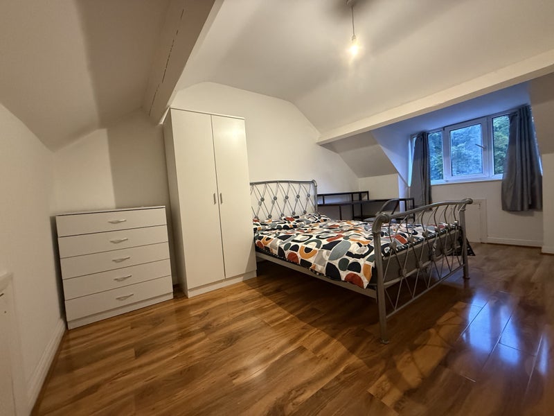 Room Batcliffe Drive in Leeds