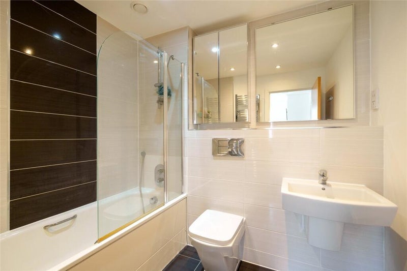 Room Meadowview Road in Greater London