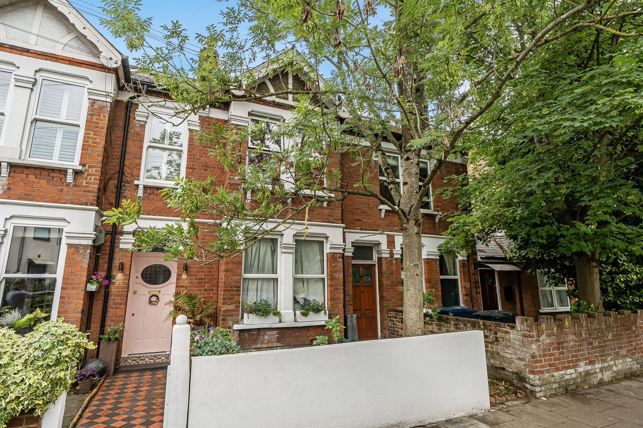 Flat Mill Hill Road in Greater London