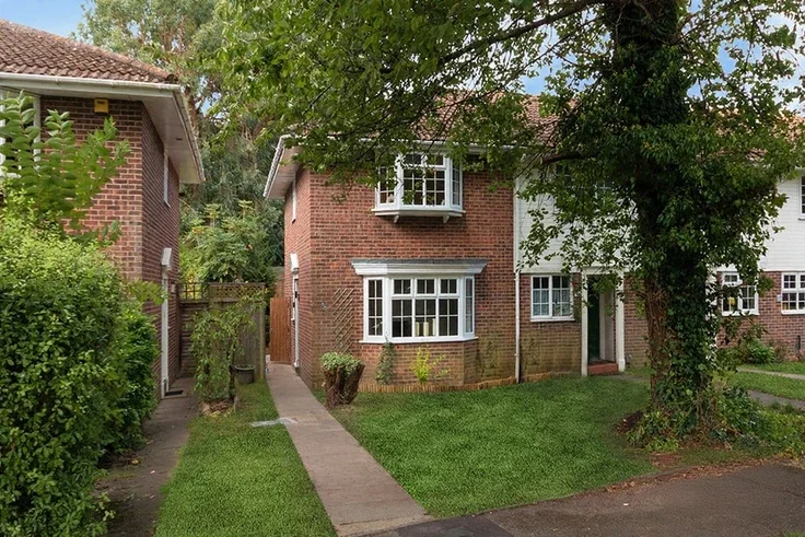 House Weydown Close in Guildford