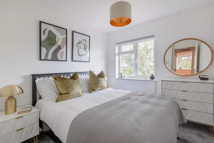 House Weydown Close in Guildford