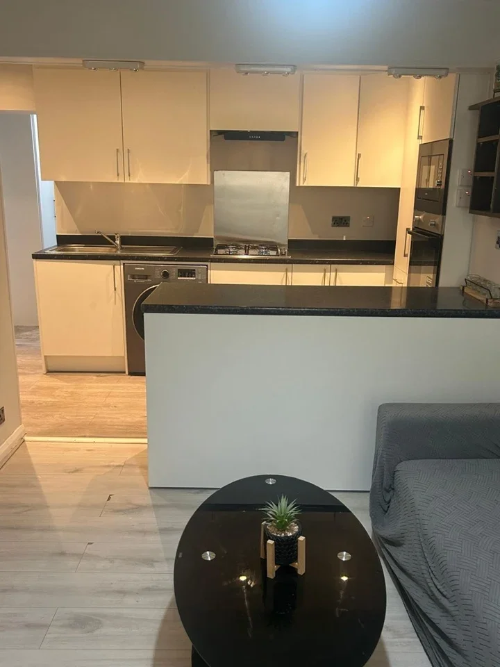 Flat East Avenue in Greater London