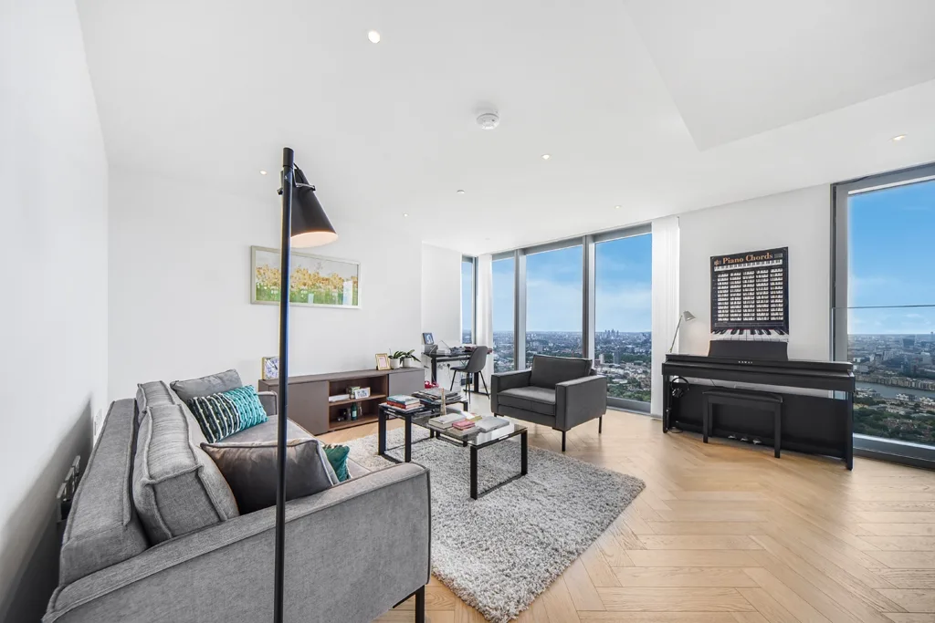 Flat Clove Crescent in Greater London