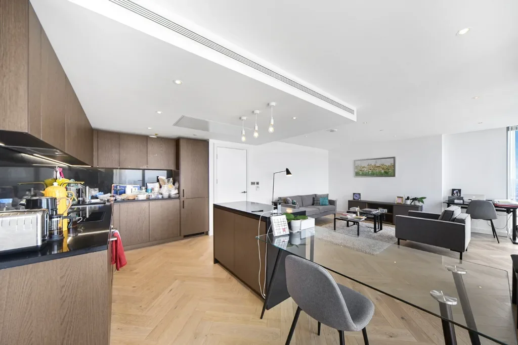 Flat Clove Crescent in Greater London