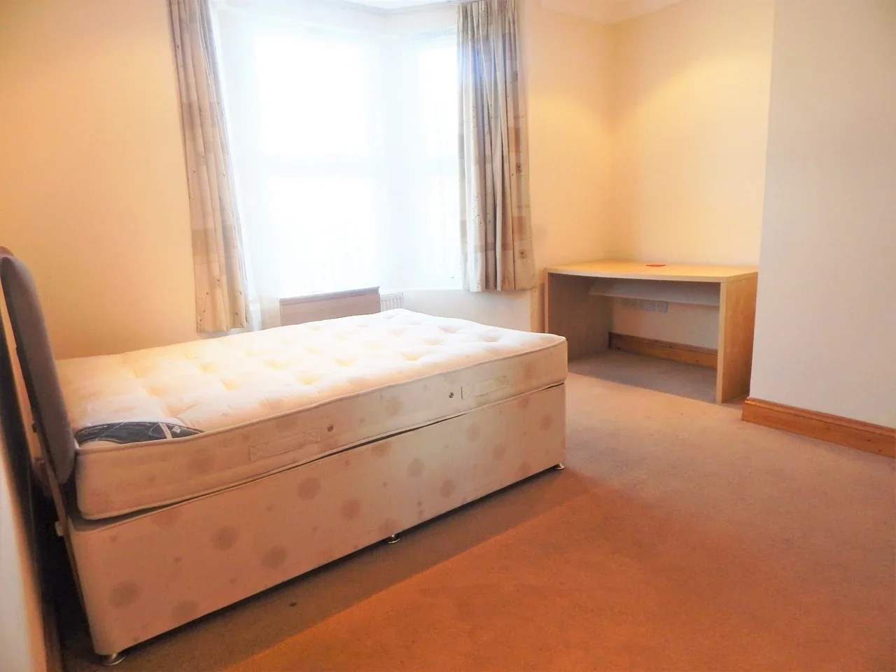 Room Robinson Road in Greater London
