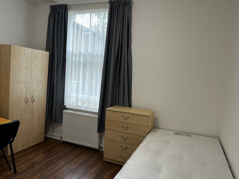 Room Queen's Road in Greater London