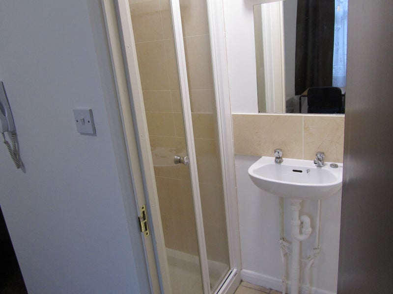 Room Queen's Road in Greater London