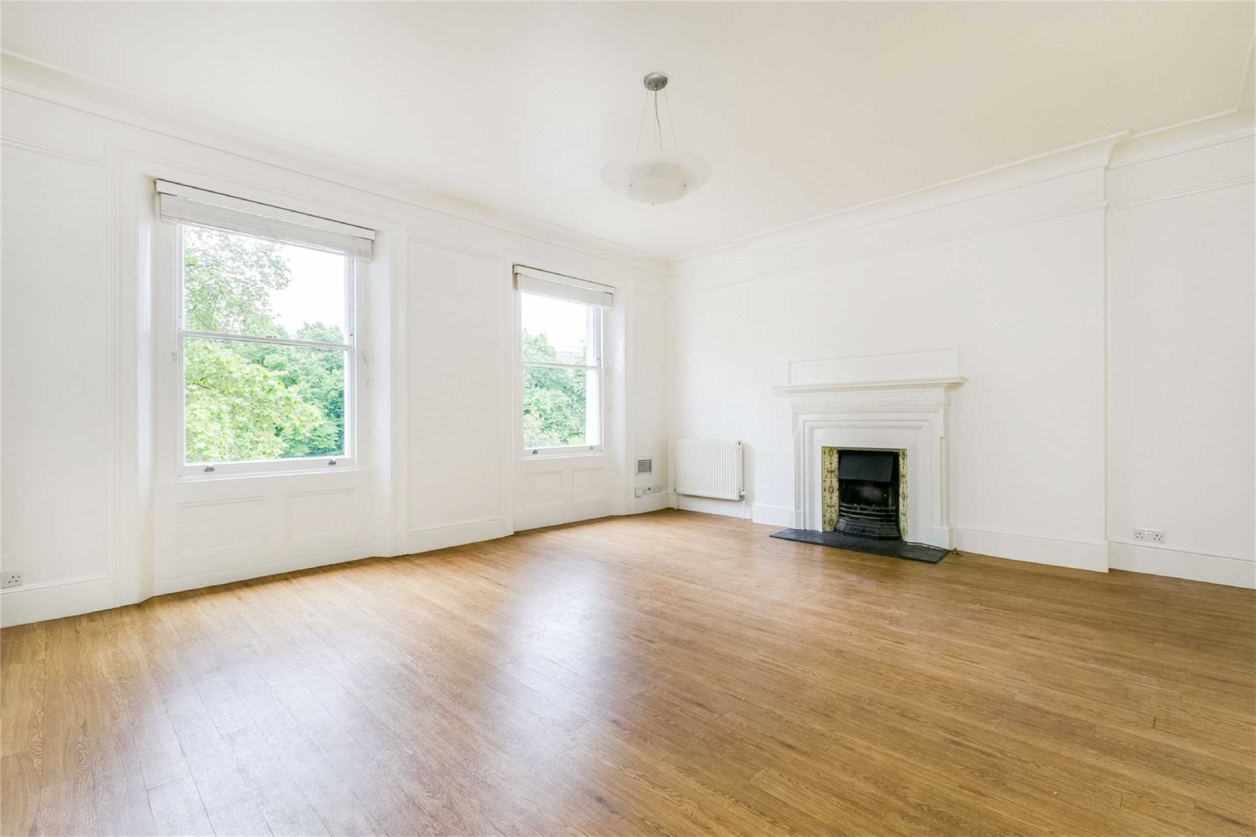 Flat Royal Crescent in Greater London