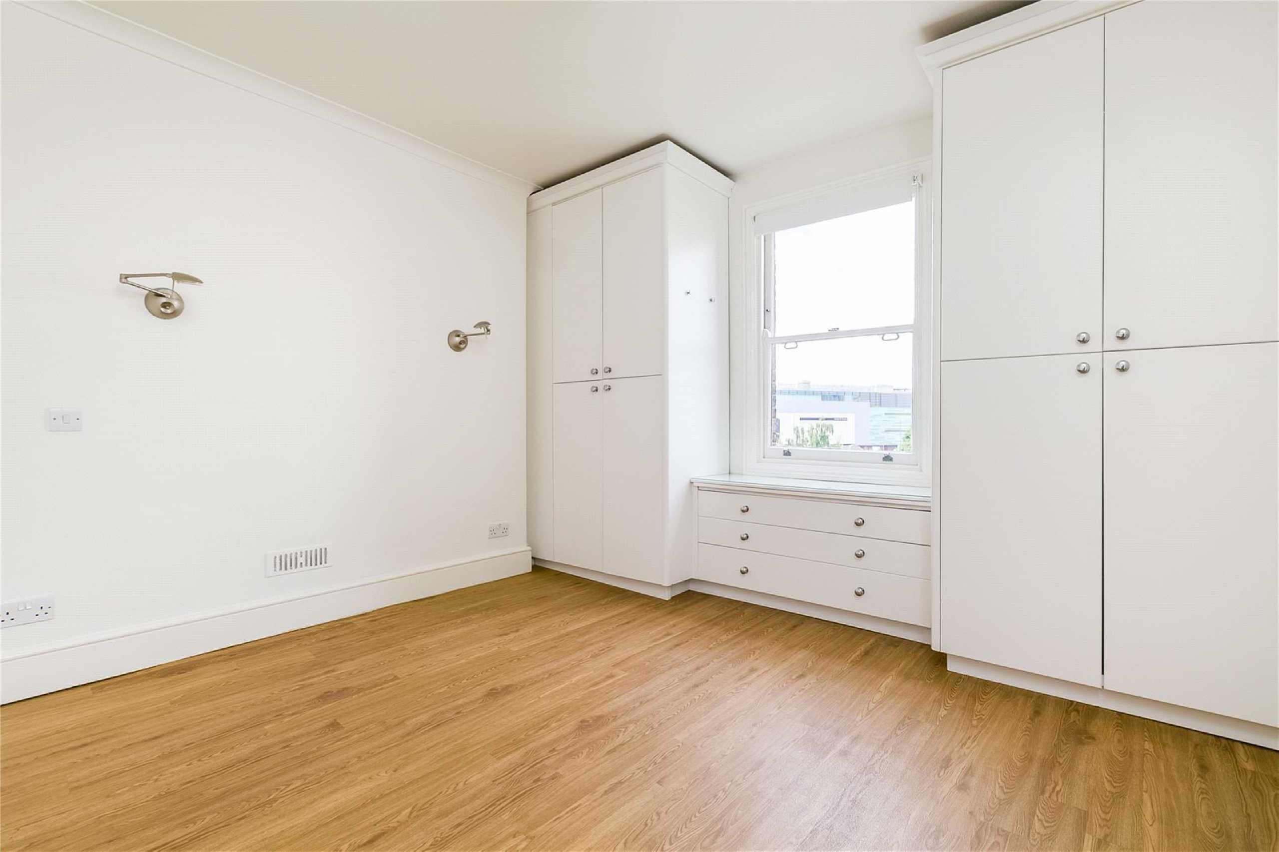 Flat Royal Crescent in Greater London