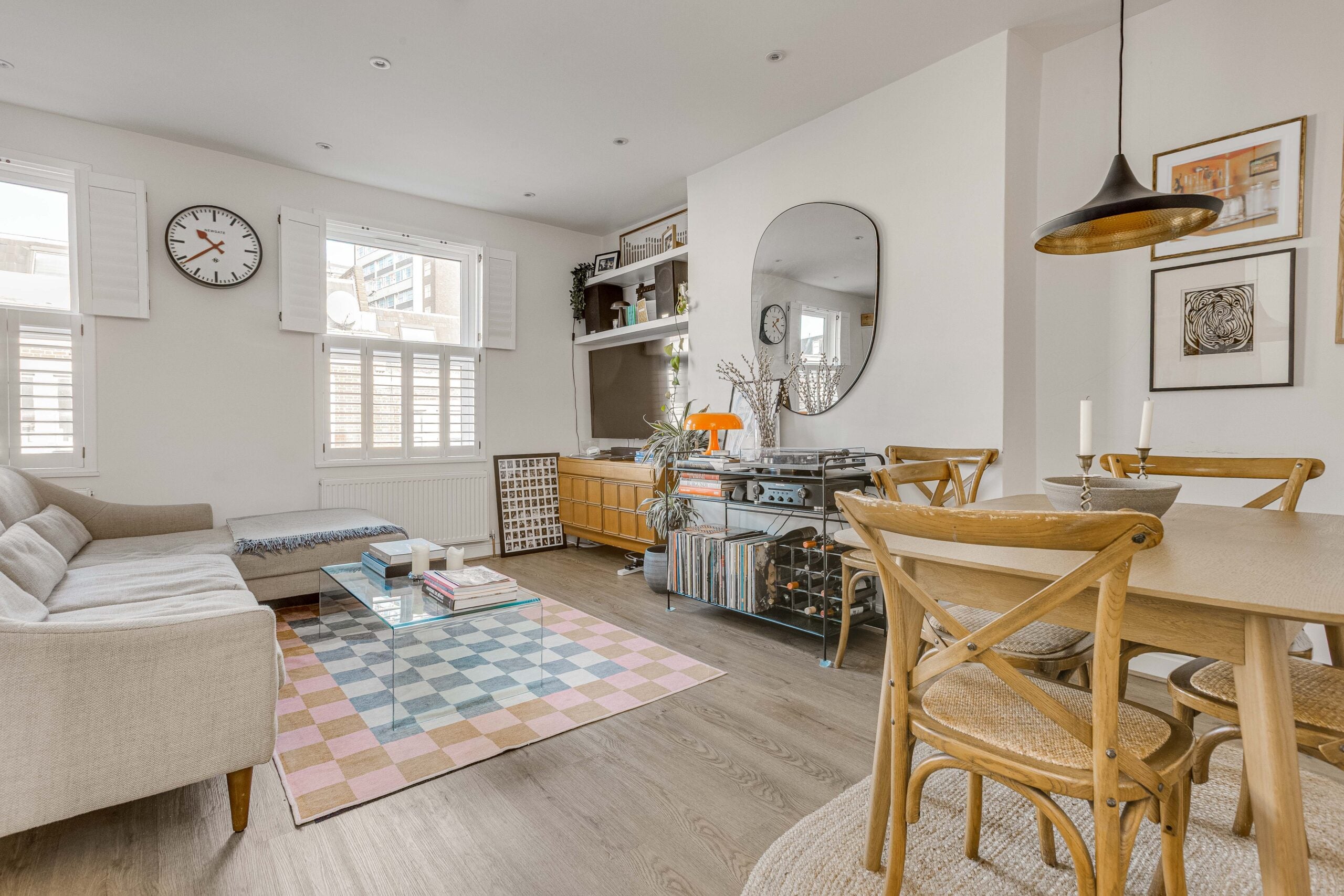 Flat Greyhound Road in Greater London
