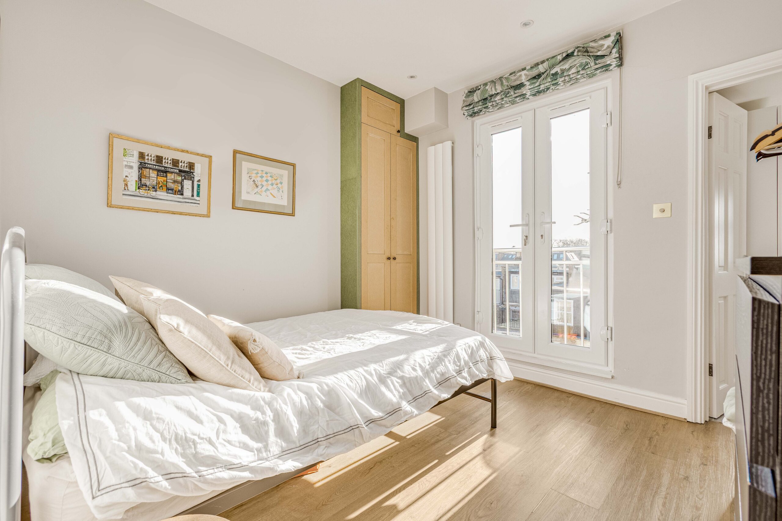 Flat Greyhound Road in Greater London