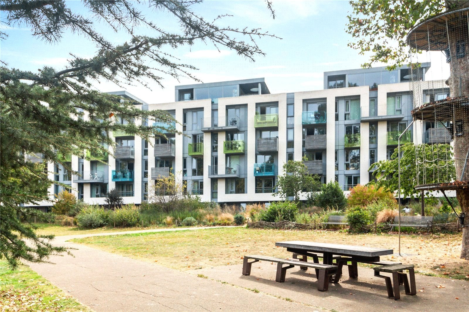 Flat Blackthorn Avenue in Greater London