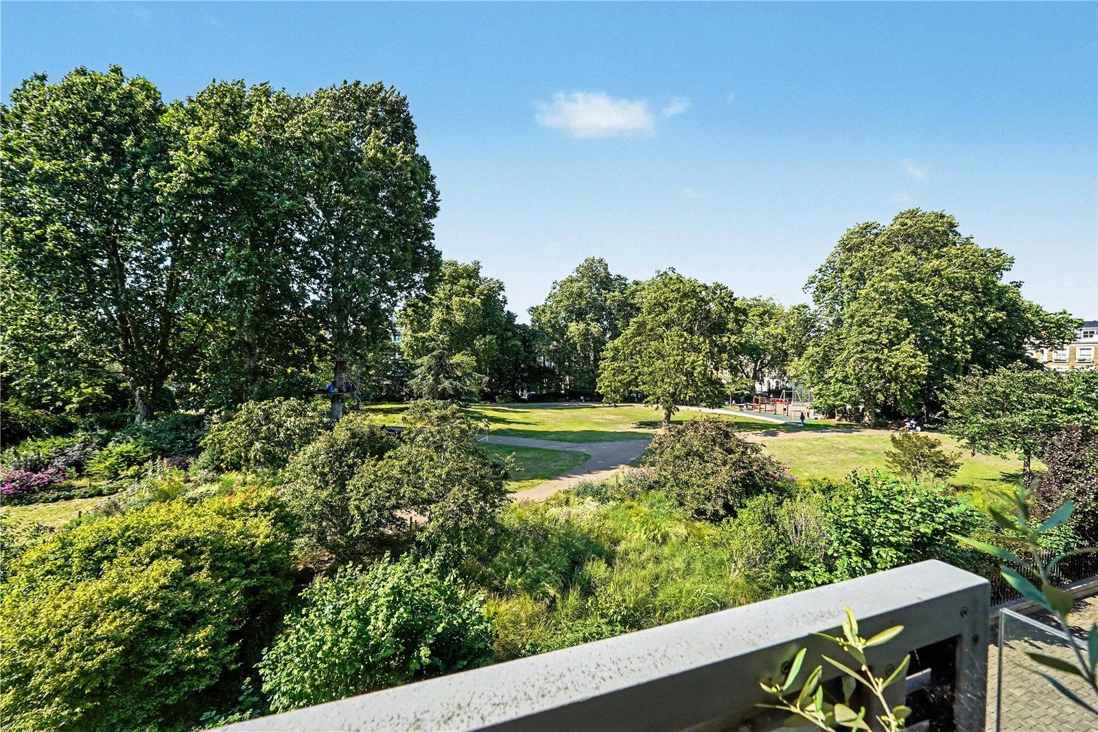 Flat Blackthorn Avenue in Greater London