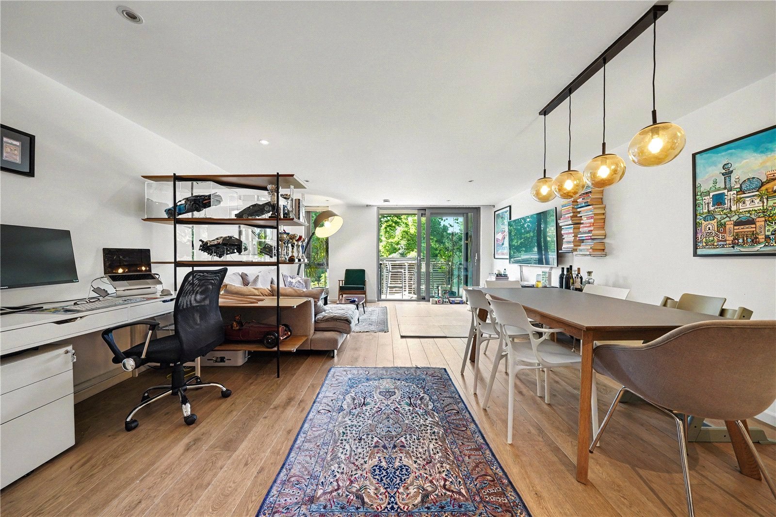 Flat Blackthorn Avenue in Greater London