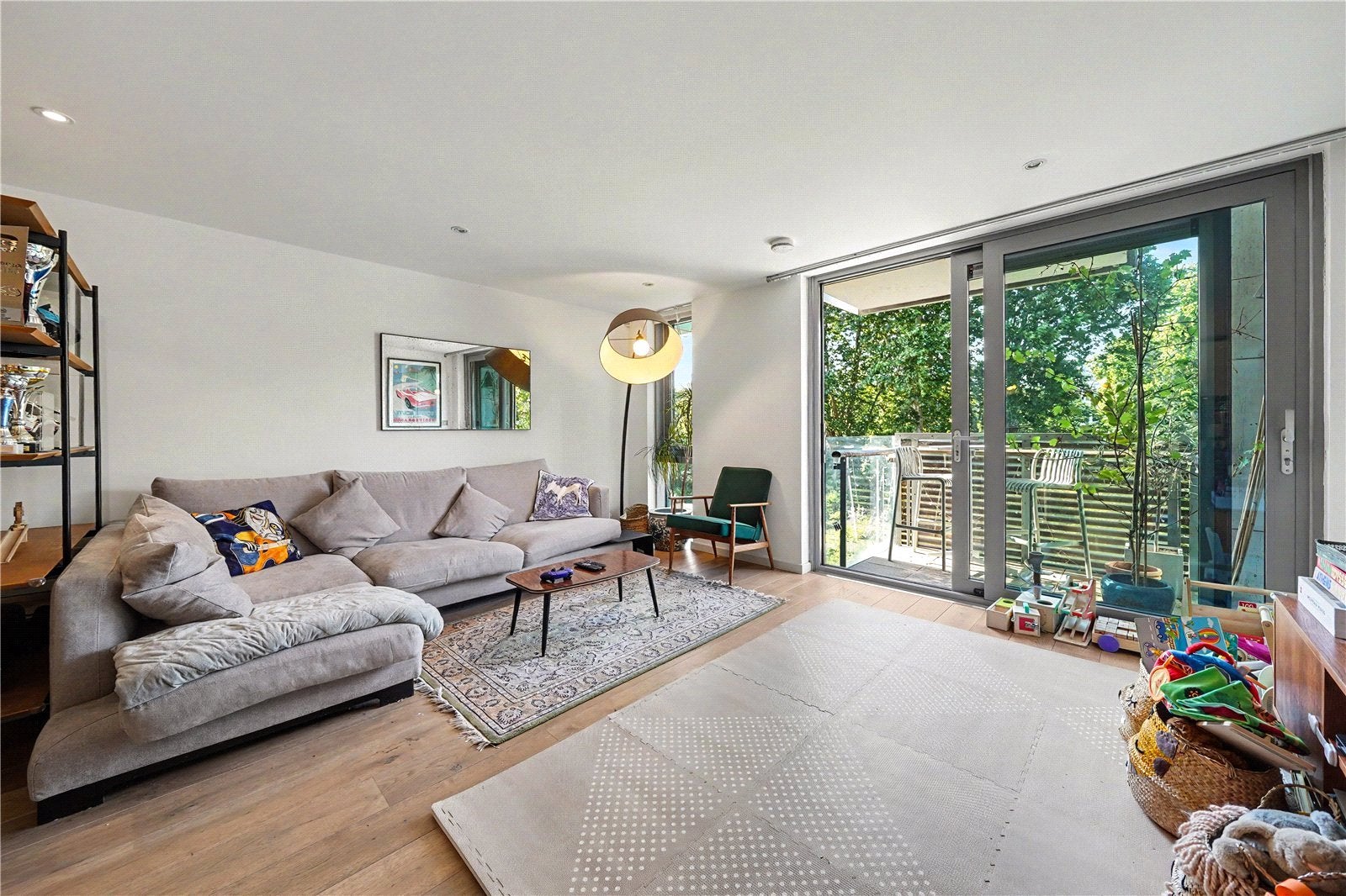 Flat Blackthorn Avenue in Greater London
