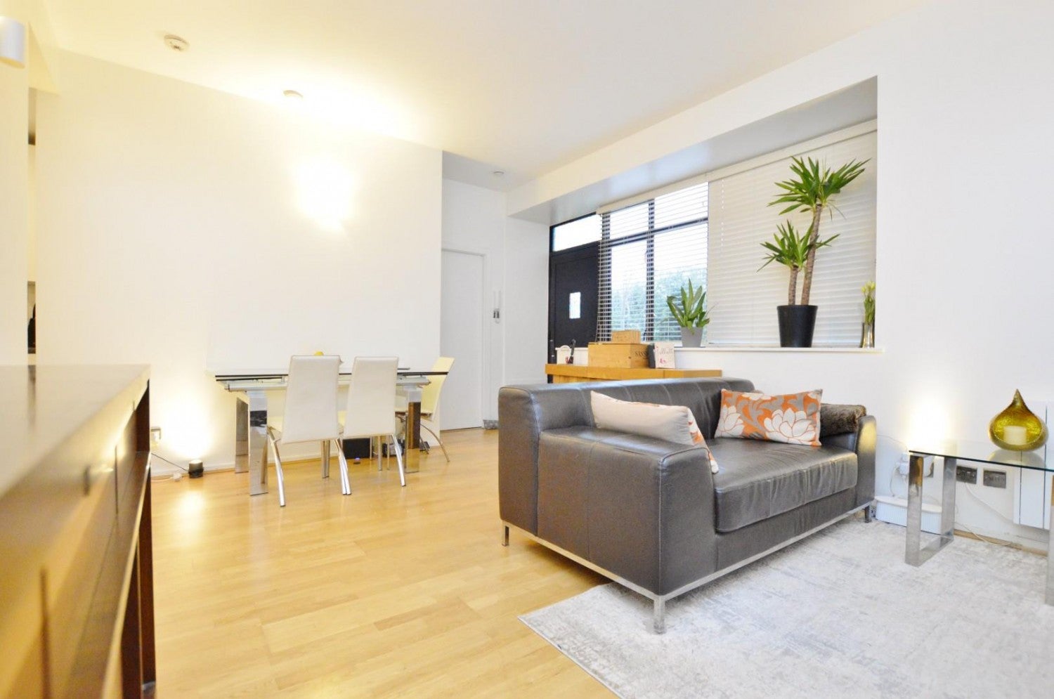 Flat Jedburgh Road in Greater London
