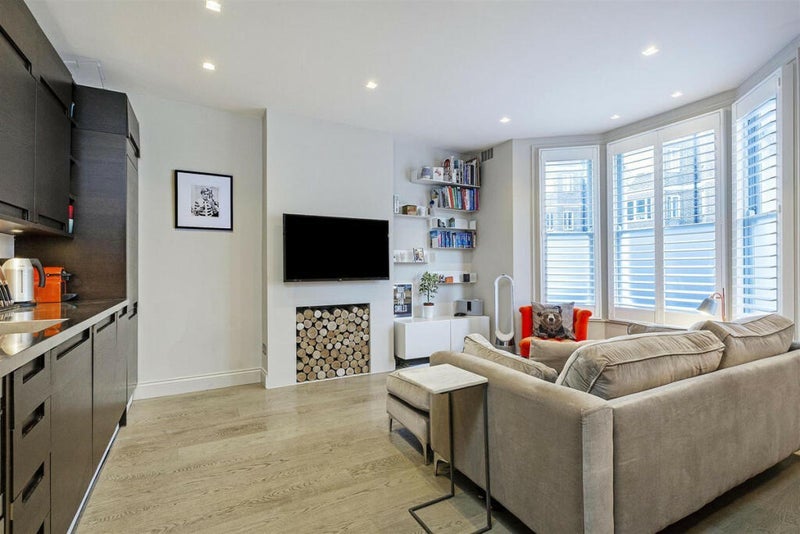 Flat Varna Road in Greater London
