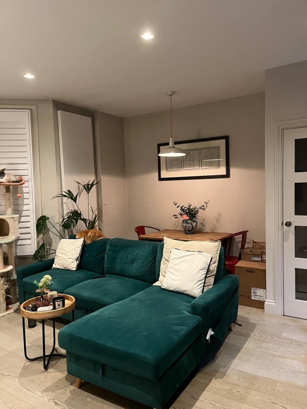 Flat Varna Road in Greater London