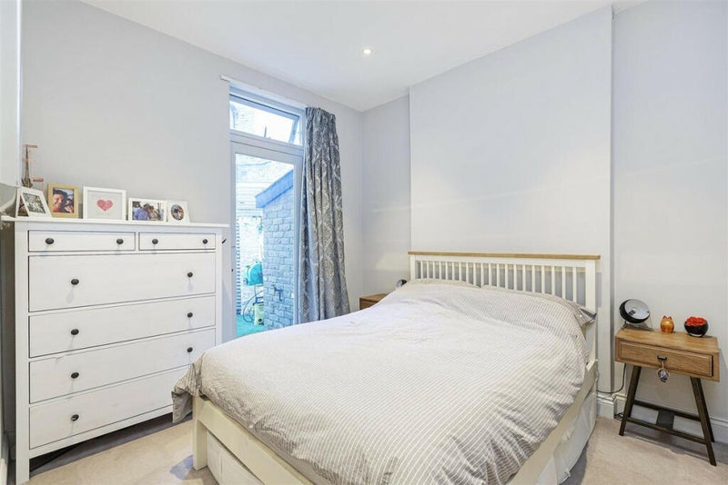 Flat Varna Road in Greater London