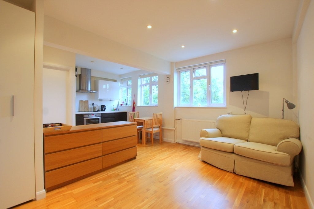 Flat Upper Richmond Road in Greater London