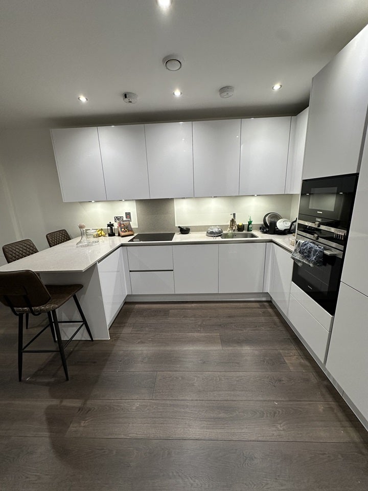 Flat Ballards Way in Greater London