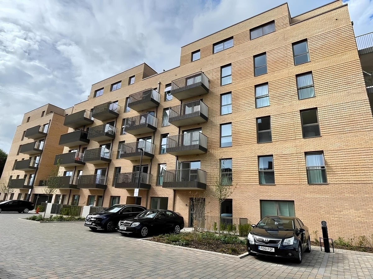 Flat Hargrave Drive in Greater London