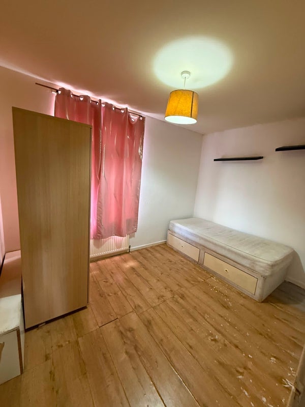 Room Hollins Road in Oldham