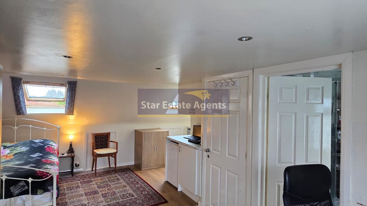 Room Ennismore Avenue in Greater London