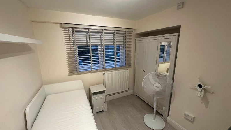 Room Sycamore Close in Greater London