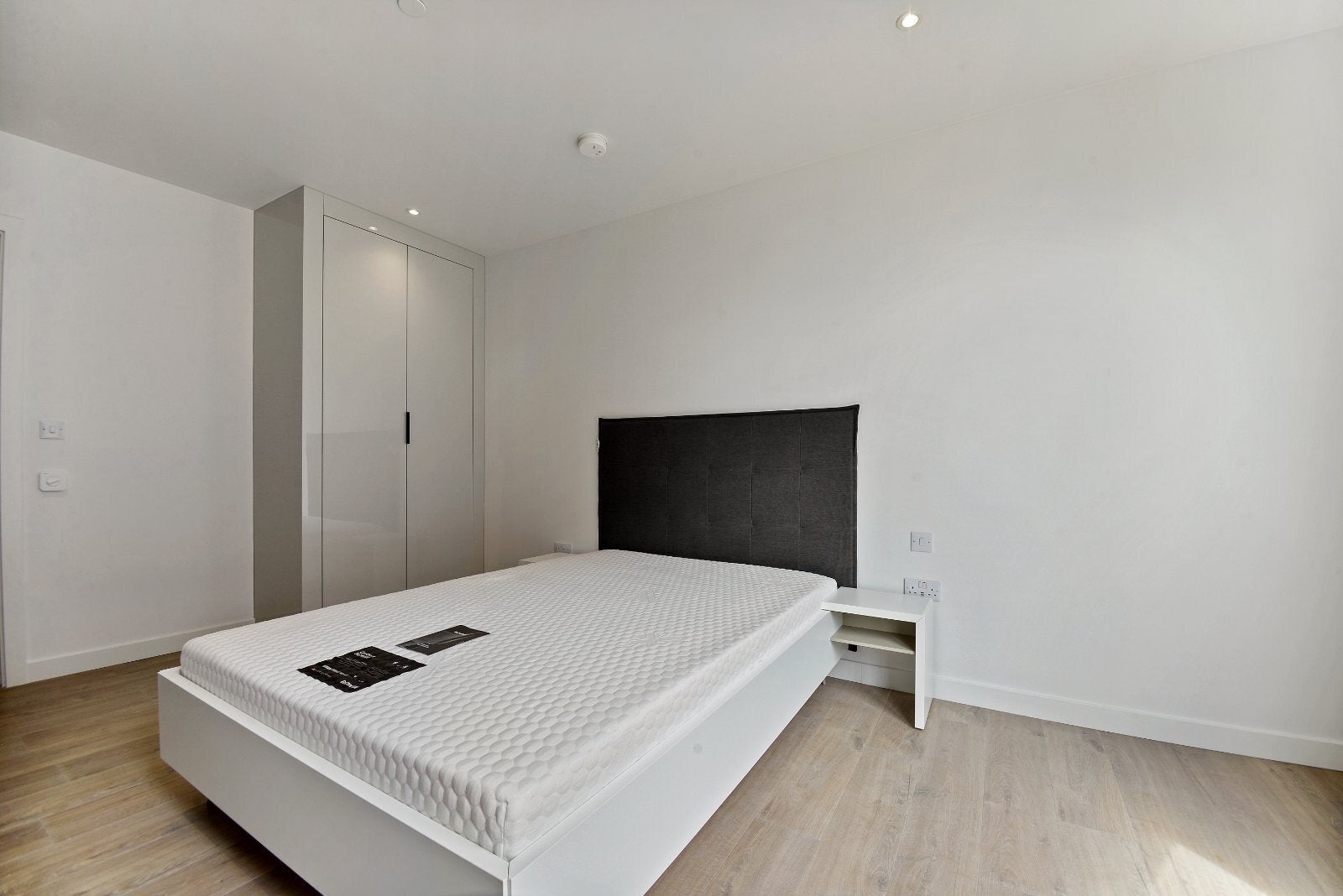Flat Parkes Street in Greater London