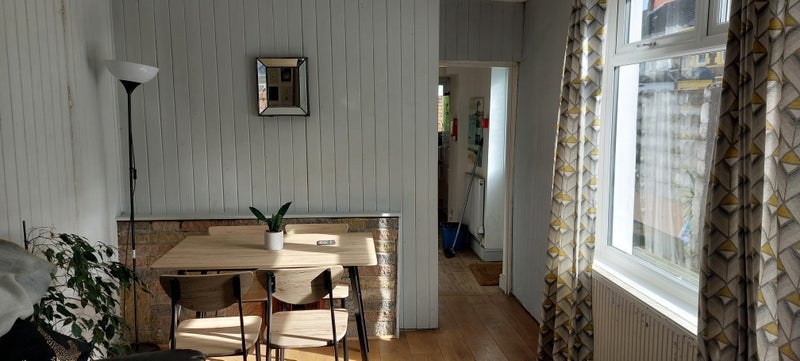 Room Upper Kincraig Street in Cardiff