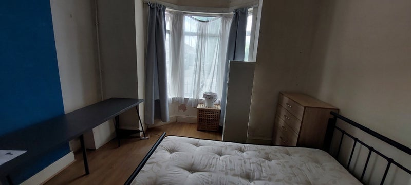 Room Upper Kincraig Street in Cardiff