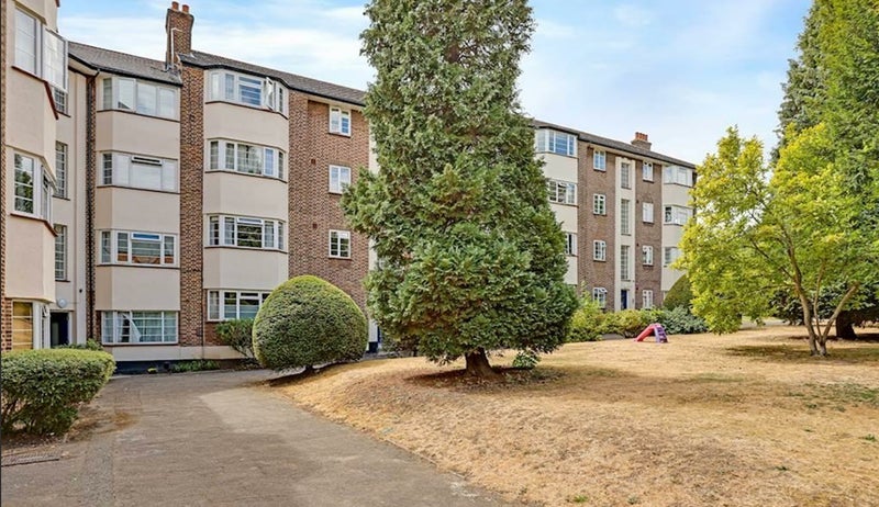 Flat Trenholme Close in Greater London
