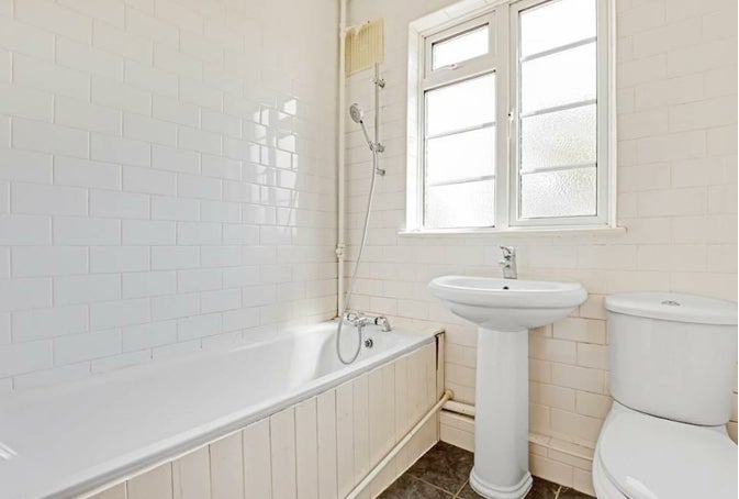 Flat Trenholme Close in Greater London