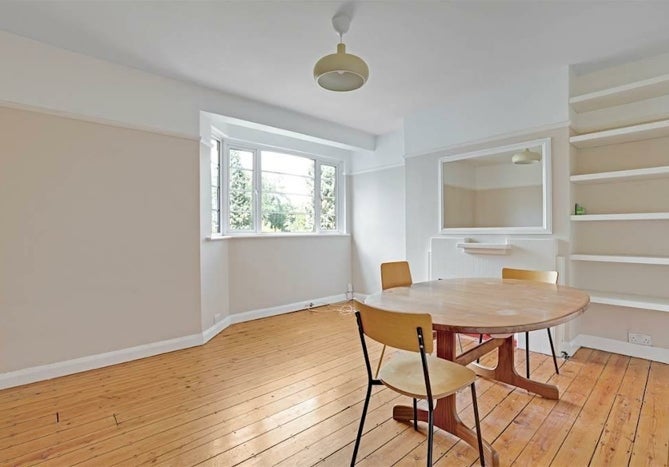 Flat Trenholme Close in Greater London