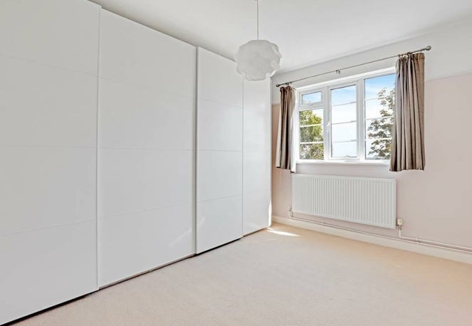 Flat Trenholme Close in Greater London