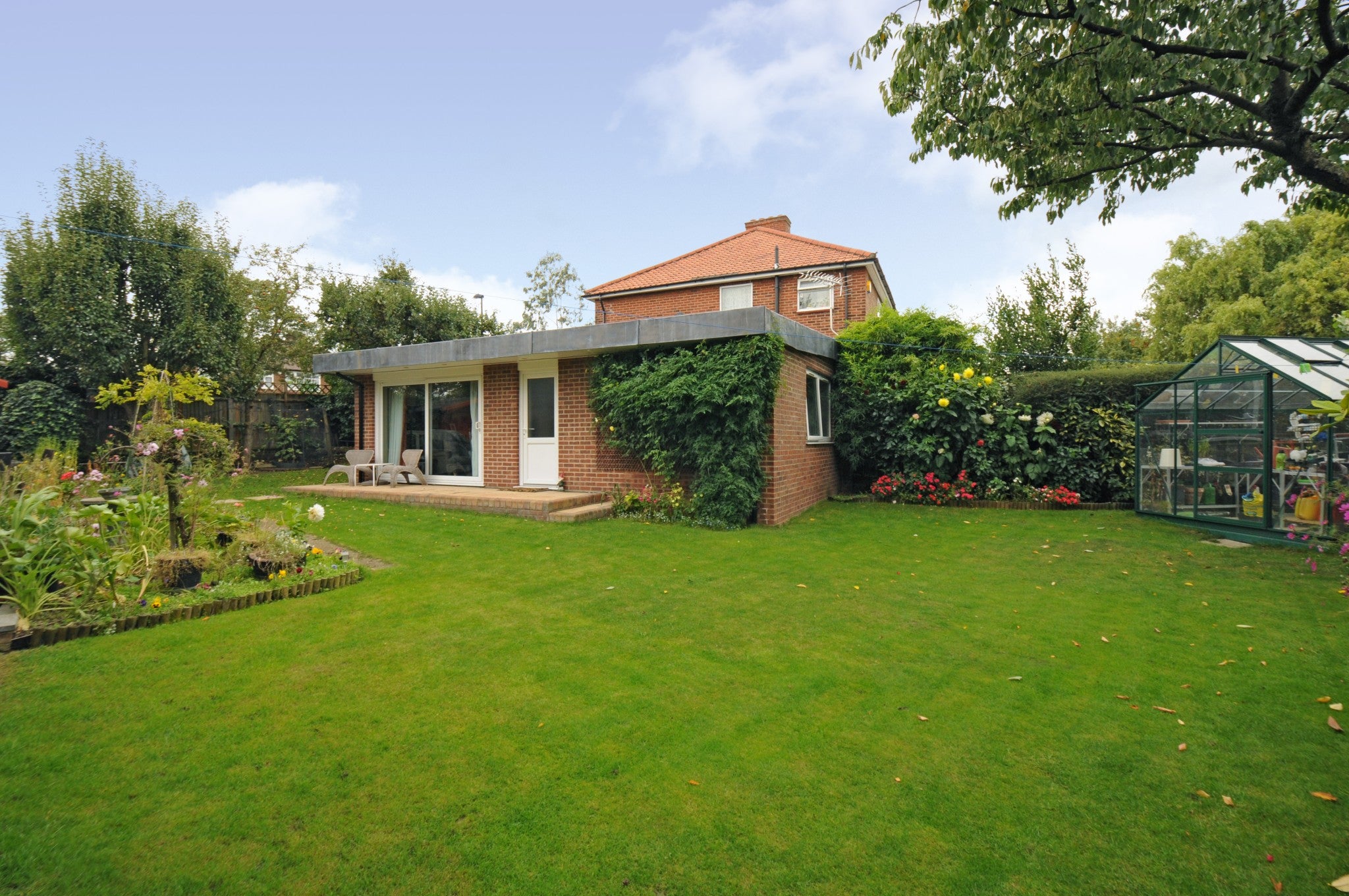 Flat Whitton Avenue East in Greater London