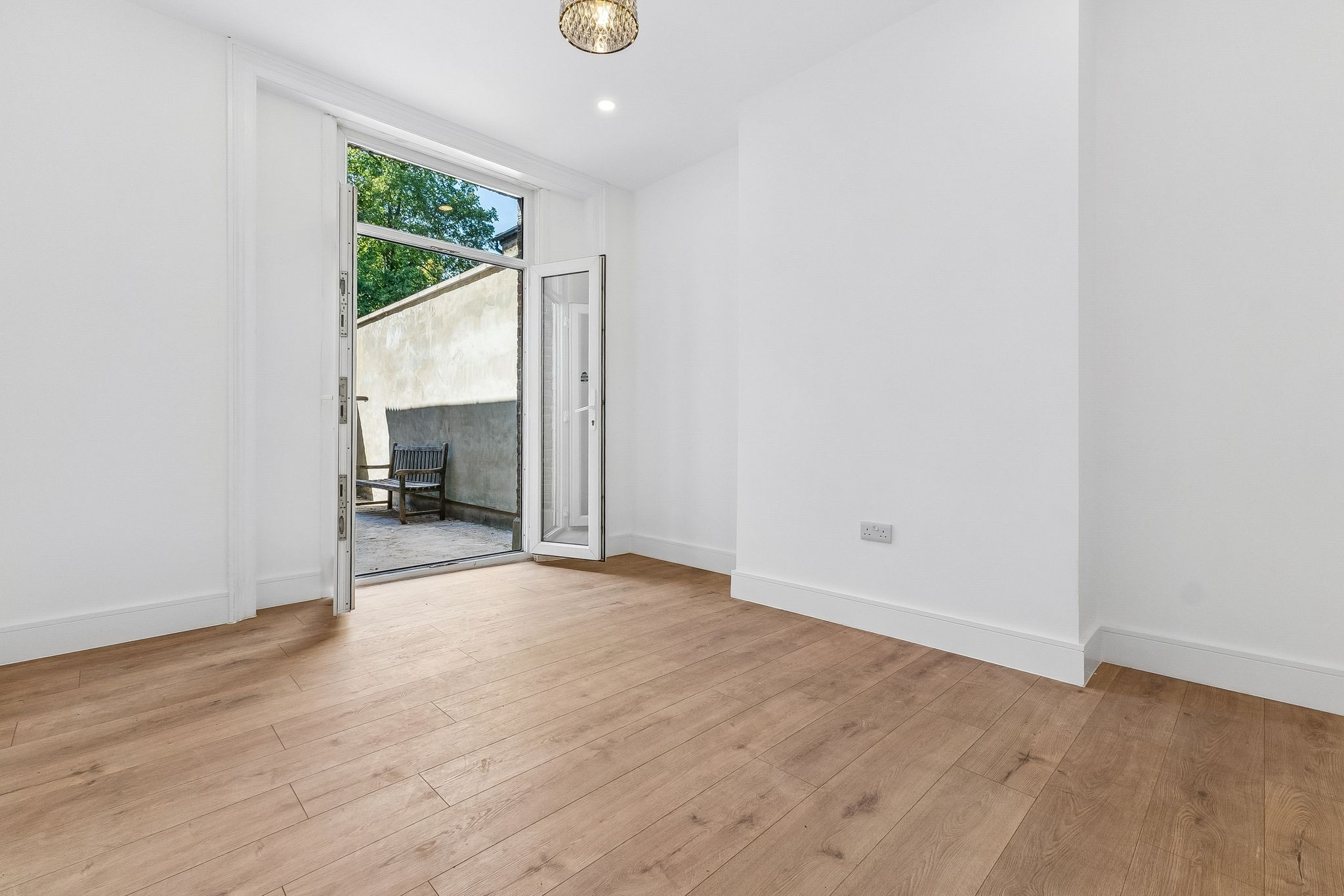 Flat Eccleston Road in Greater London