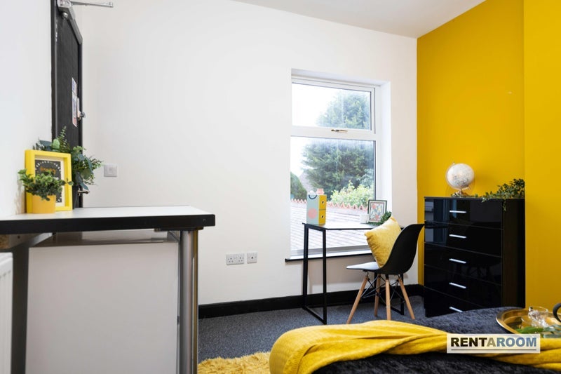 Room Manor Court Road in Nuneaton and Bedworth