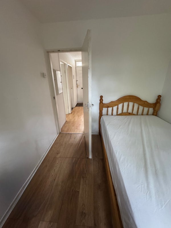 Room Batman Close in Greater London