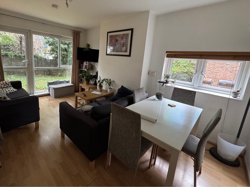 Room Batman Close in Greater London