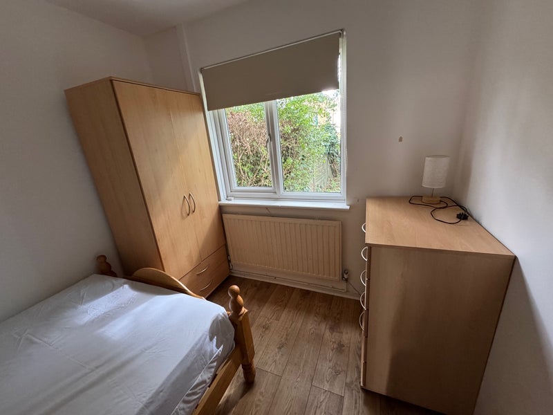 Room Batman Close in Greater London