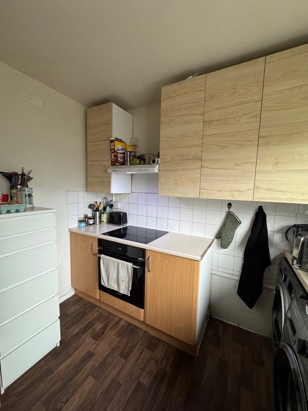 Room Batman Close in Greater London