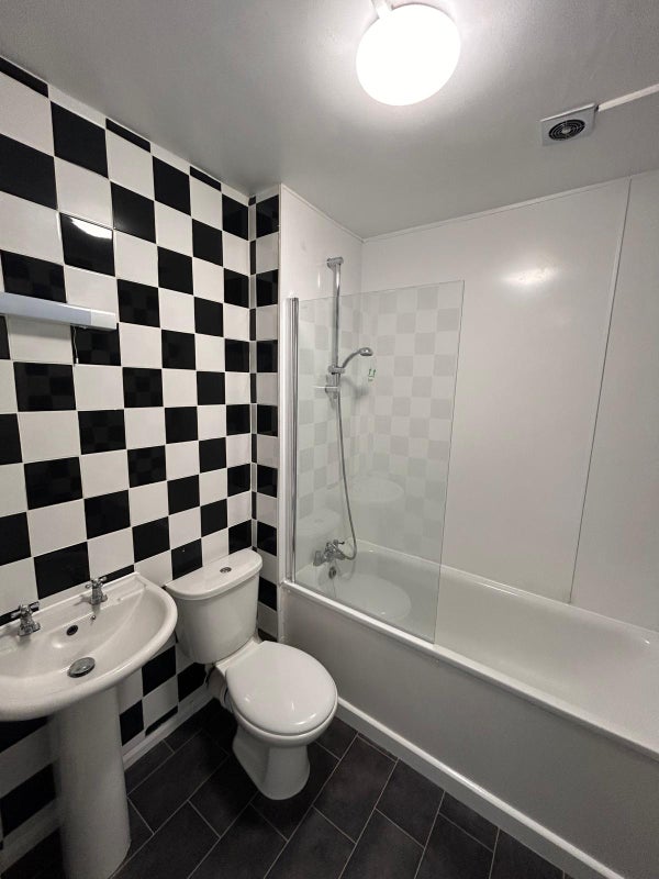 Flat Ravenswood Road in Greater London